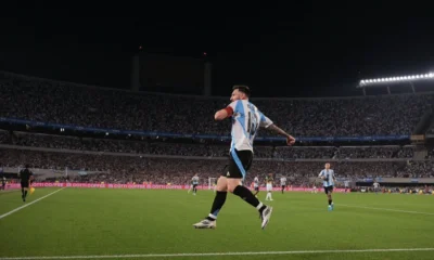 Lionel Messi marcou o primeiro gol da goleada Argentina • Reprodução/X/@CONMEBOL