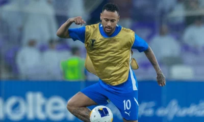 Neymar se aquece no gramado antes de ser acionado por Jorge Jesus • Divulgação/Al-Hilal