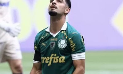 Flaco López se lamenta durante jogo entre Palmeiras e Fortaleza pelo Brasileirão
Imagem: Marcello Zambrana/AGIF