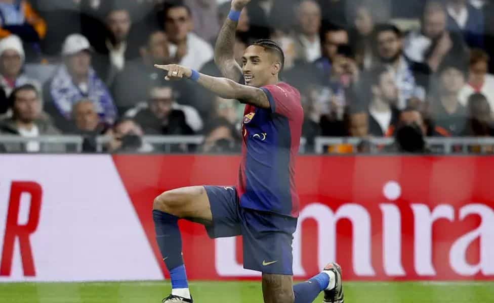 Raphinha comemora gol contra o Real Madrid
Foto: Reuters/Juan Medina