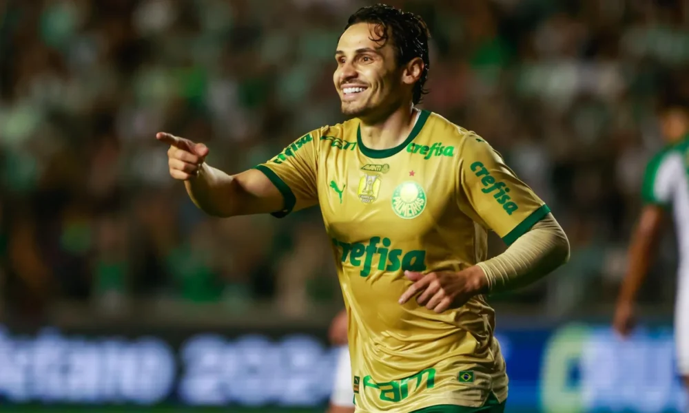 raphael-veiga-e1729472506526 Raphael Veiga fez três gols na vitória de 5 a 3 do Palmeiras sobre o Juventude • Divulgação/Brasileiro