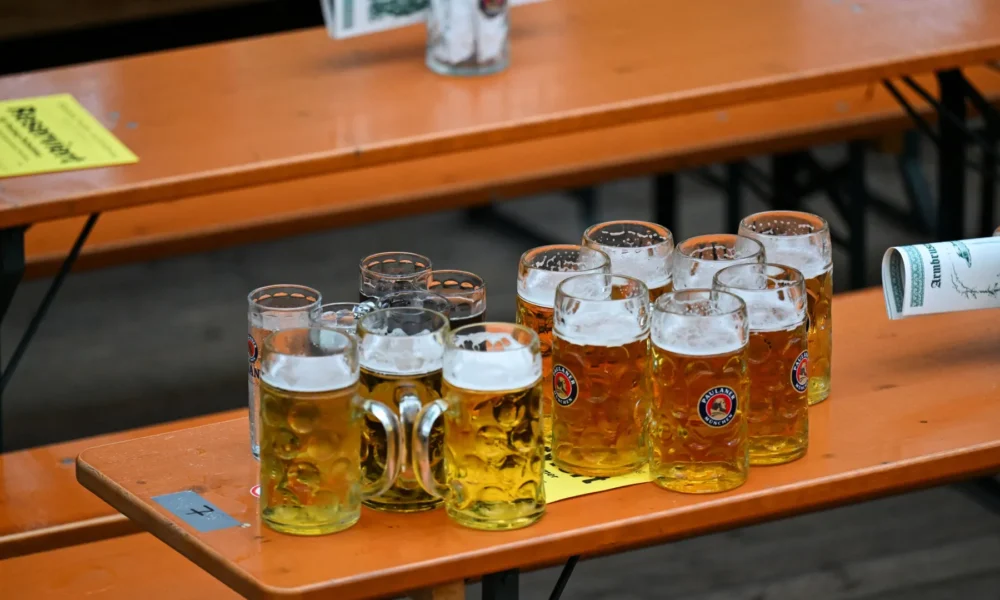 Canecas de cerveja durante a Oktoberfest, em Munique • 17/09/2023REUTERS/Angelika Warmuth