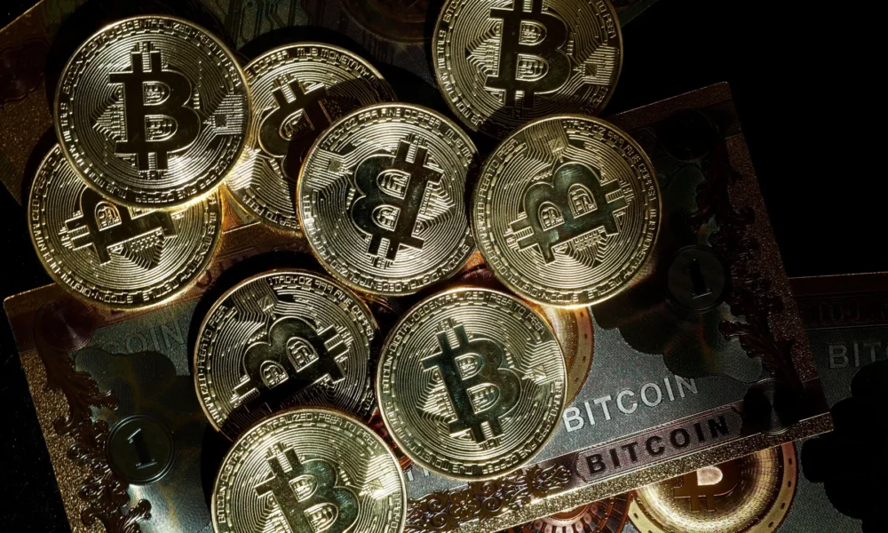 tagreuters.com2024binary_LYNXMPEK740L7-FILEDIMAGE As criptomoedas são "a classe de ativos mais sensível" às eleições depois dos Treasuries, e setor quer que Donald Trump vença • Benoit Tessier/Reuters