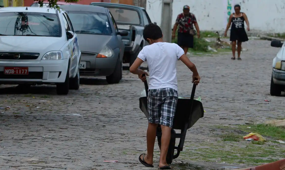 Trabalho infantil cai 14,6% no Brasil, mas ainda afeta 1,6 milhão, aponta IBGE