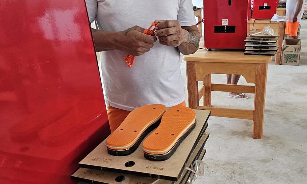 141-scaled-e1730729647219-1024×602 Detentos recebem capacitação para trabalhar em fábrica de chinelos no sistema prisional. Foto: Lucas Manoel/Iapen