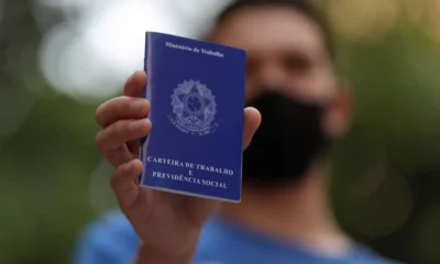 2024-06-27T175356Z_1_LYNXMPEK5Q0RZ_RTROPTP_4_MACRO-IAEMP-MAIO Homem segura carteira de trabalho em São Paulo (Foto: Amanda Perobelli/Reuters)