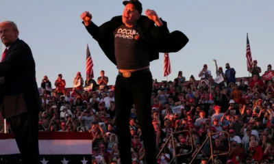 CEO da Tesla e proprietário do X, Elon Musk, ao lado do candidato à Presidência dos EUA Donald Trump • REUTERS