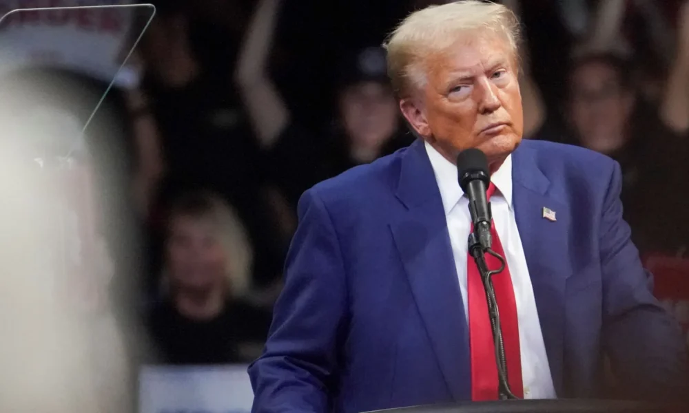 2024-10-15T201513Z_1_LYNXMPEK9E0OU_RTROPTP_4_USA-ELECTION-TRUMP Candidato presidencial republicano e ex-presidente dos EUA Donald Trump em comício no Arizona. • Reuters