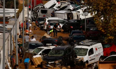 2024-11-01T124228Z_1_LYNXMPEKA01A7_RTROPTP_4_EUROPE-WEATHER-SPAIN-STORM-e1730479010510 Carros empilhados após fortes chuvas e inundações em Valência, na Espanha • 1/11/2024 REUTERS/Susana Vera