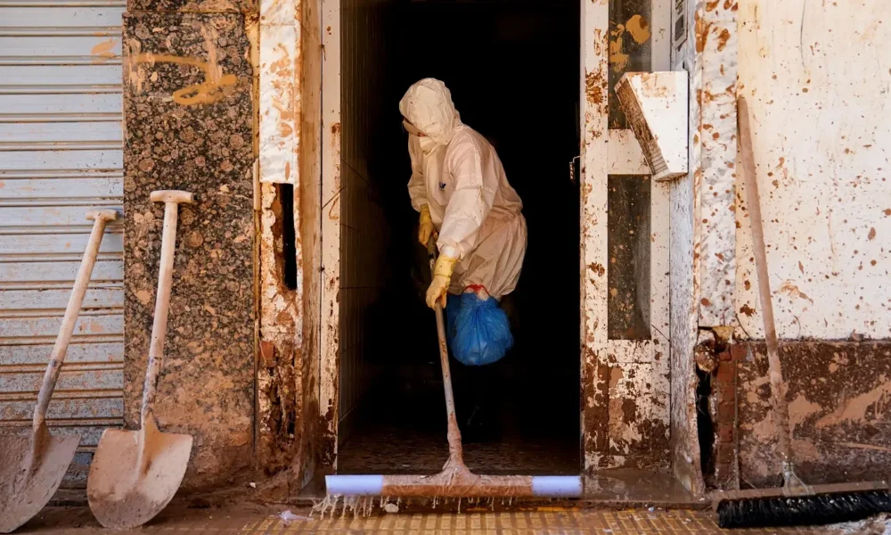Pessoa limpa o barro de uma casa após as inundações provocadas pelas fortes chuvas na Catarroja, perto de Valência, Espanha 10/12/2024 REUTERS/Ana Beltran