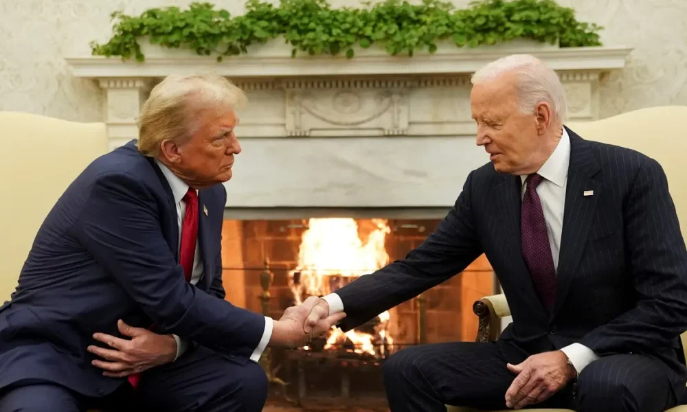 O presidente dos EUA, Joe Biden, se reúne com o presidente eleito Donald Trump no Salão Oval da Casa Branca em Washington, EUA, em 13 de novembro de 2024. REUTERS/Kevin Lamarque