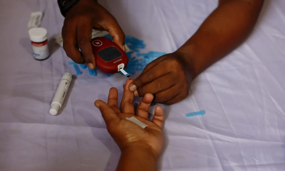 Uma pessoa recebe um teste gratuito de glicose no sangue durante uma campanha para marcar o Dia Mundial do Diabetes em Dhaka, Bangladesh, 14 de novembro de 2024. REUTERS/Mohammad Ponir Hossain