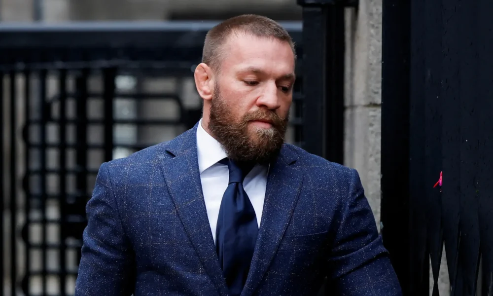 2024-11-22T172426Z_815980480_RC2A8BA5Q5KH_RTRMADP_3_IRELAND-COURT-MCGREGOR Conor McGregor chega ao tribunal no dia em que participa de um julgamento civil sobre alegações de agressão sexual, em Dublin, Irlanda, em 19 de novembro de 2024. REUTERS/Clodagh Kilcoyne/Foto de Arquivo