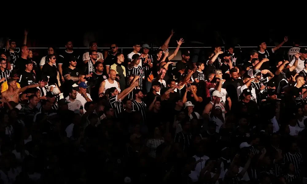 2024-11-24T210217Z_1736529495_UP1EKBO1LZ9SI_RTRMADP_3_SOCCER-BRAZIL-CTH-VAG-REPORT Torcedores do Corinthians nas arquibancadas. REUTERS/Carla Carniel