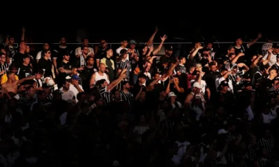 Torcedores do Corinthians nas arquibancadas. REUTERS/Carla Carniel