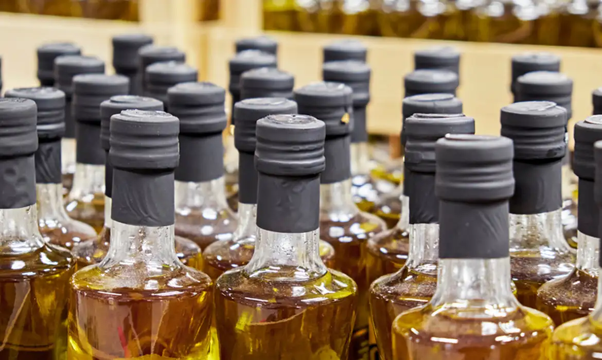 Polícia Civil interdita galpão que produzia azeite falsificado no Rio de Janeiro