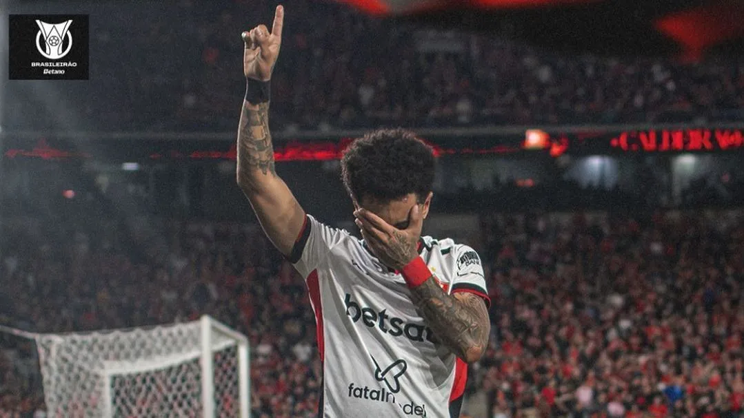 Vitória vira contra Athletico-PR e mexe na briga contra o rebaixamento