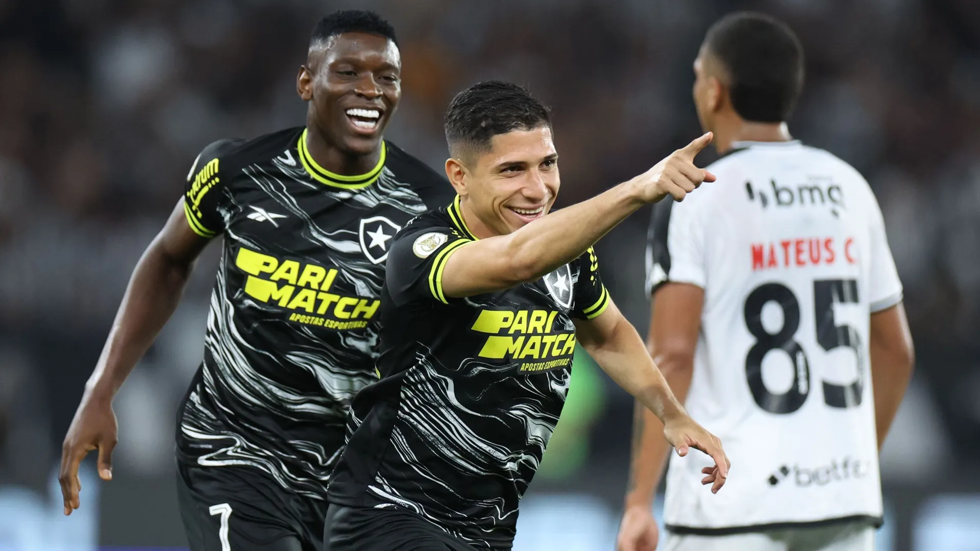 Botafogo vence Vasco e abre distância do Palmeiras na briga pelo título do Brasileirão