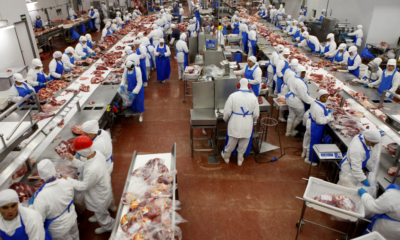 Trabalhadores em frigorífico em Promissão (Foto: Paulo Whitaker/Reuters)