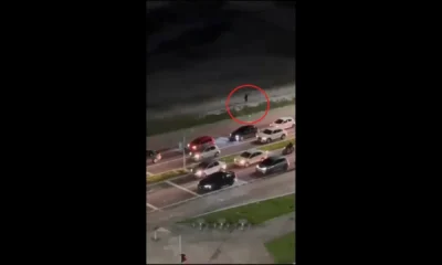 Momento em que suspeito se aproxima de carro no Rio de Janeiro; moradores usam laser para alertar motoristas • Reprodução/Instagram/Recreio Nosso
