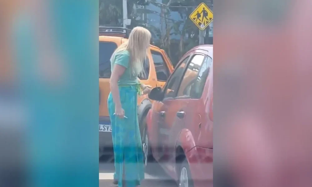 Briga de trânsito no Leblon termina com mulher levada em cima de carro em movimento • Reprodução