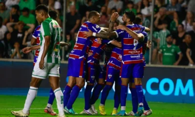 Time do Fortaleza comemora gol em Caxias • Foto: Luiz Erbes/ Agif/Gazeta Press