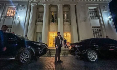 Foto: Governador Gladson Cameli em frente ao Palácio Rio Branco nesta sexta-feira (22)