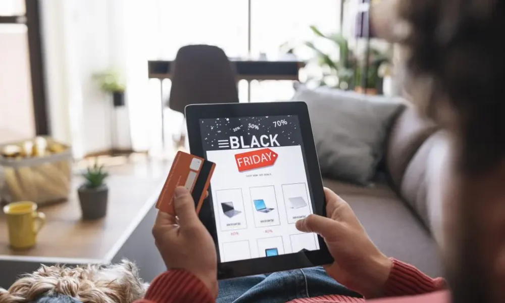 Golpes-digitais-na-Black-Friday-e1732740697495 Compra online durante a Black Friday (Getty Images)