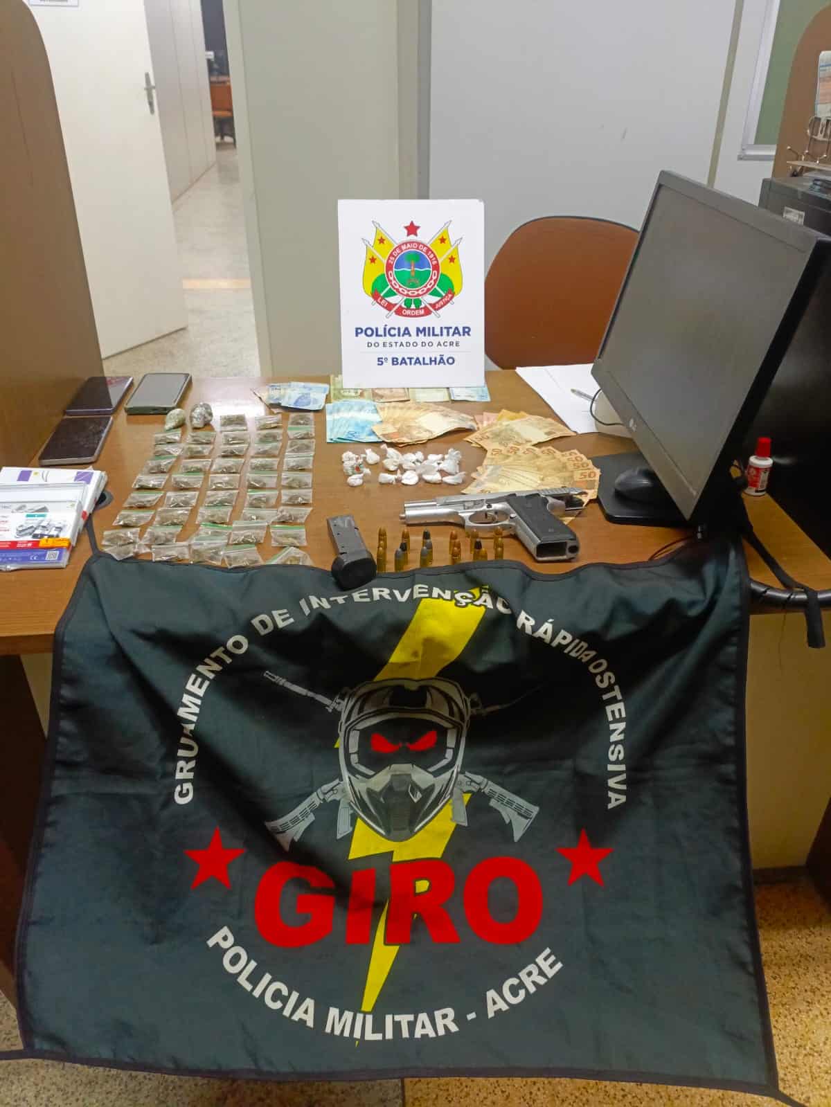 Polícia Militar prende dois homens por tráfico de drogas e porte ilegal de arma em Brasiléia