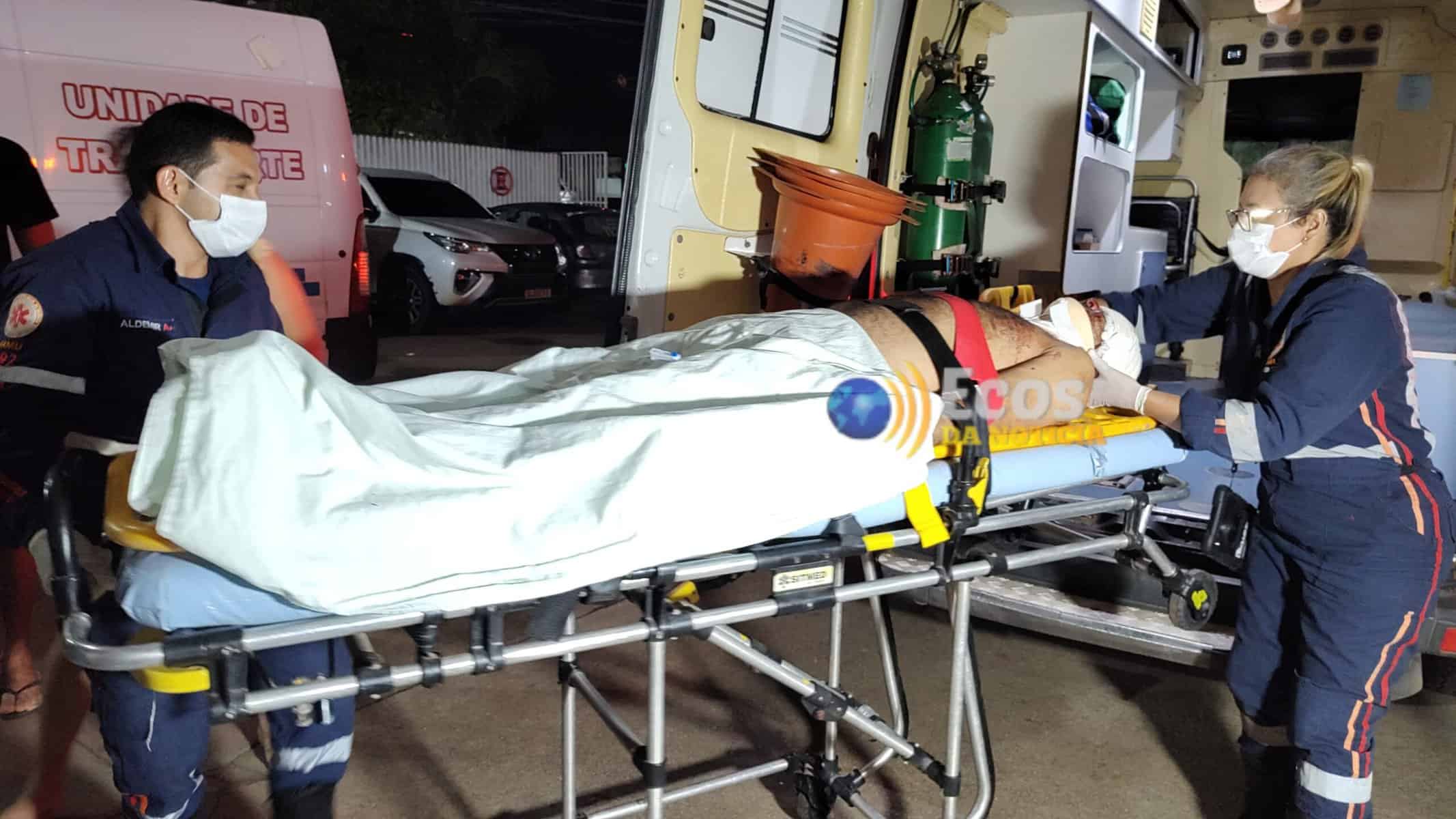 Homem sofre descarga elétrica e cai de altura de 8m  enquanto podava árvore