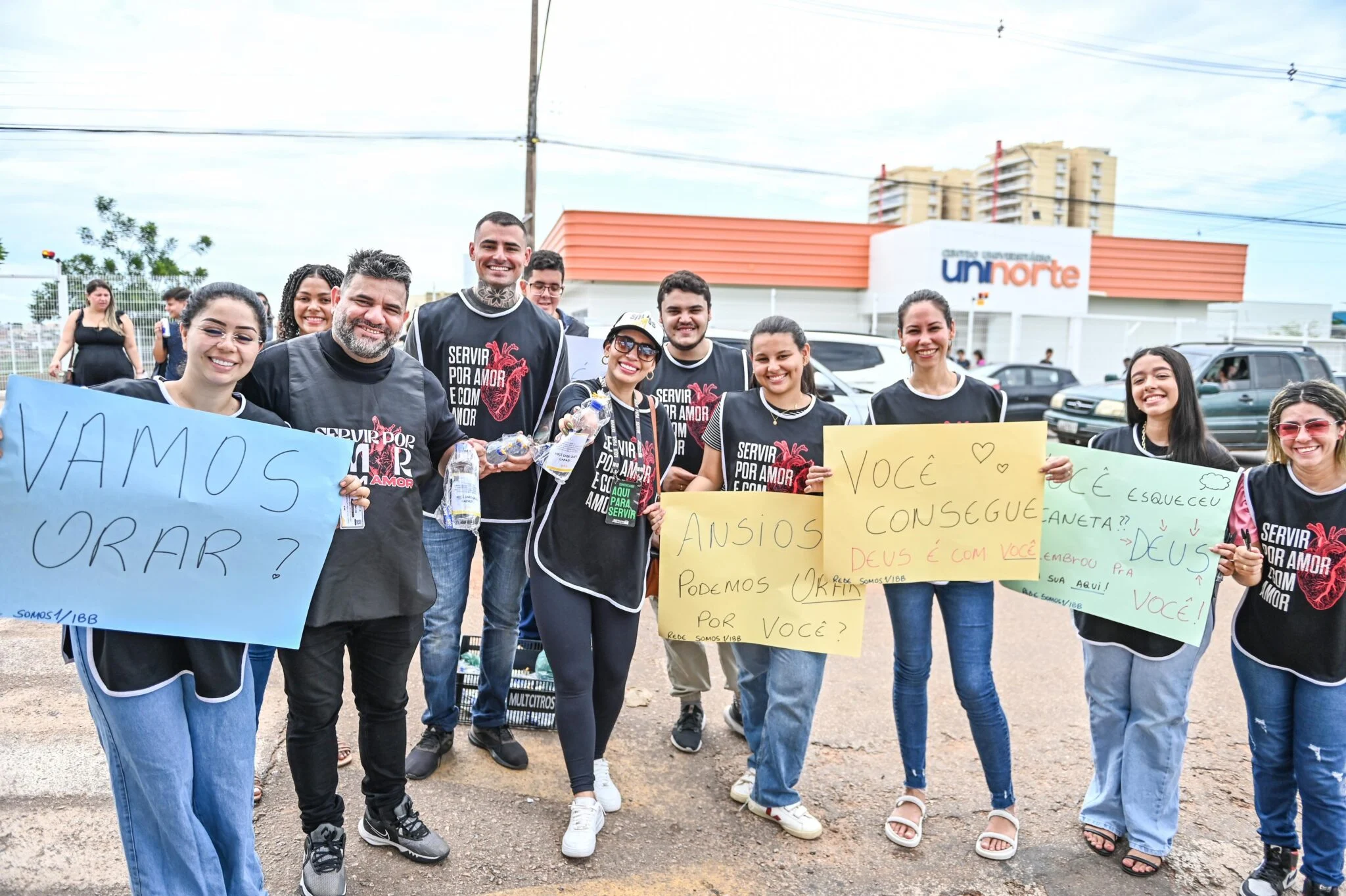 Em Rio Branco, evangélicos oferecem orações, canetas e água aos participantes do Enem