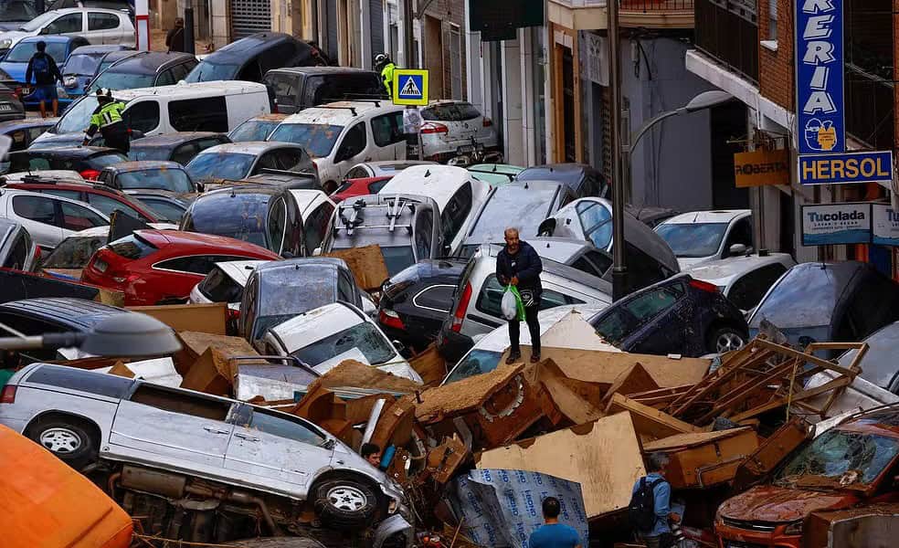 WhatsApp Image 2024-11-03 at 14.42.36 Homem caminha sobre carros arrastados por enchente histórica em Sedavi, Valência, na Espanha, em 31 de outubro de 2024 — Foto: Reuters/Susana Vera