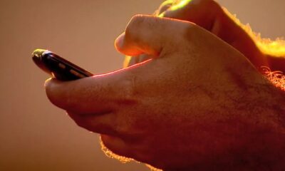 Homem com celular na mão — Foto: Reprodução/EPTV