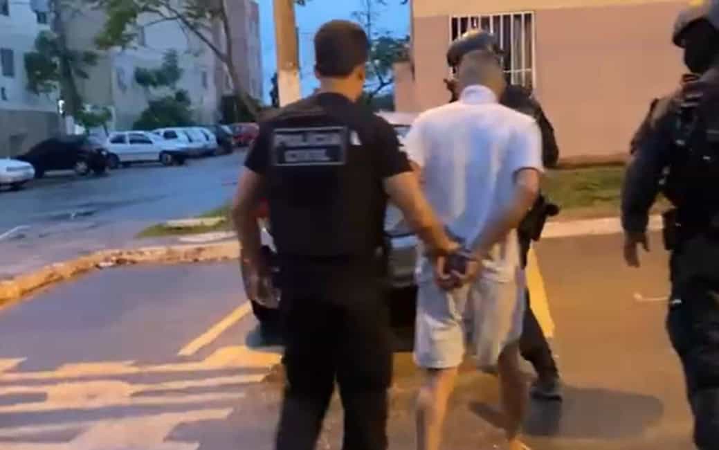 Homem é preso por furtar PlayStation 5 da vizinha e chamá-la para jogar