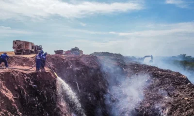 WhatsApp-Image-2024-11-06-at-09 Fotografia feita na terça-feira (5), quando homens trabalhavam para diminuir os focos de incêndio I Whidy Melo/ac24horas
