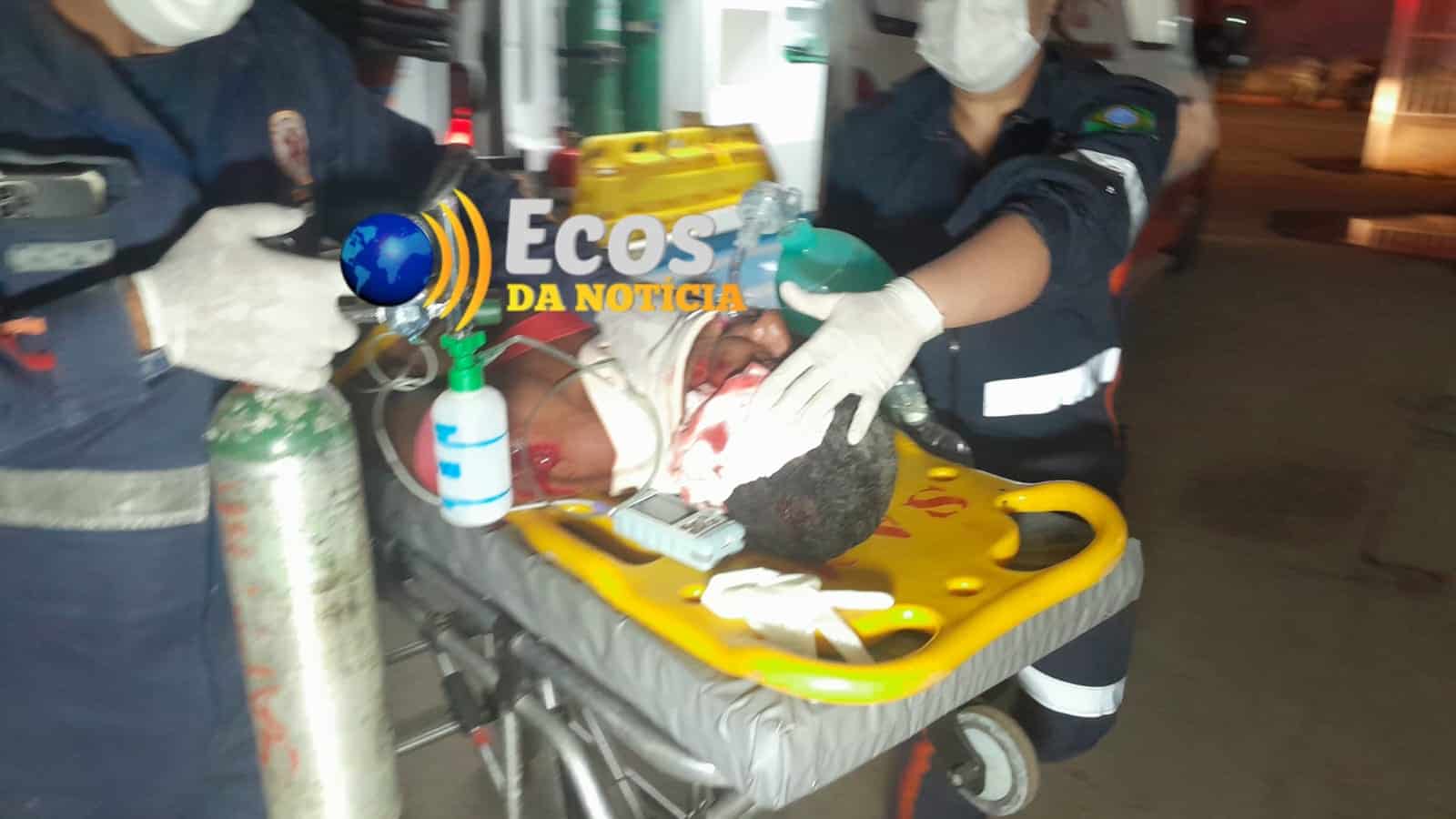 Motociclista colide contra palmeira e sofre traumatismo craniano