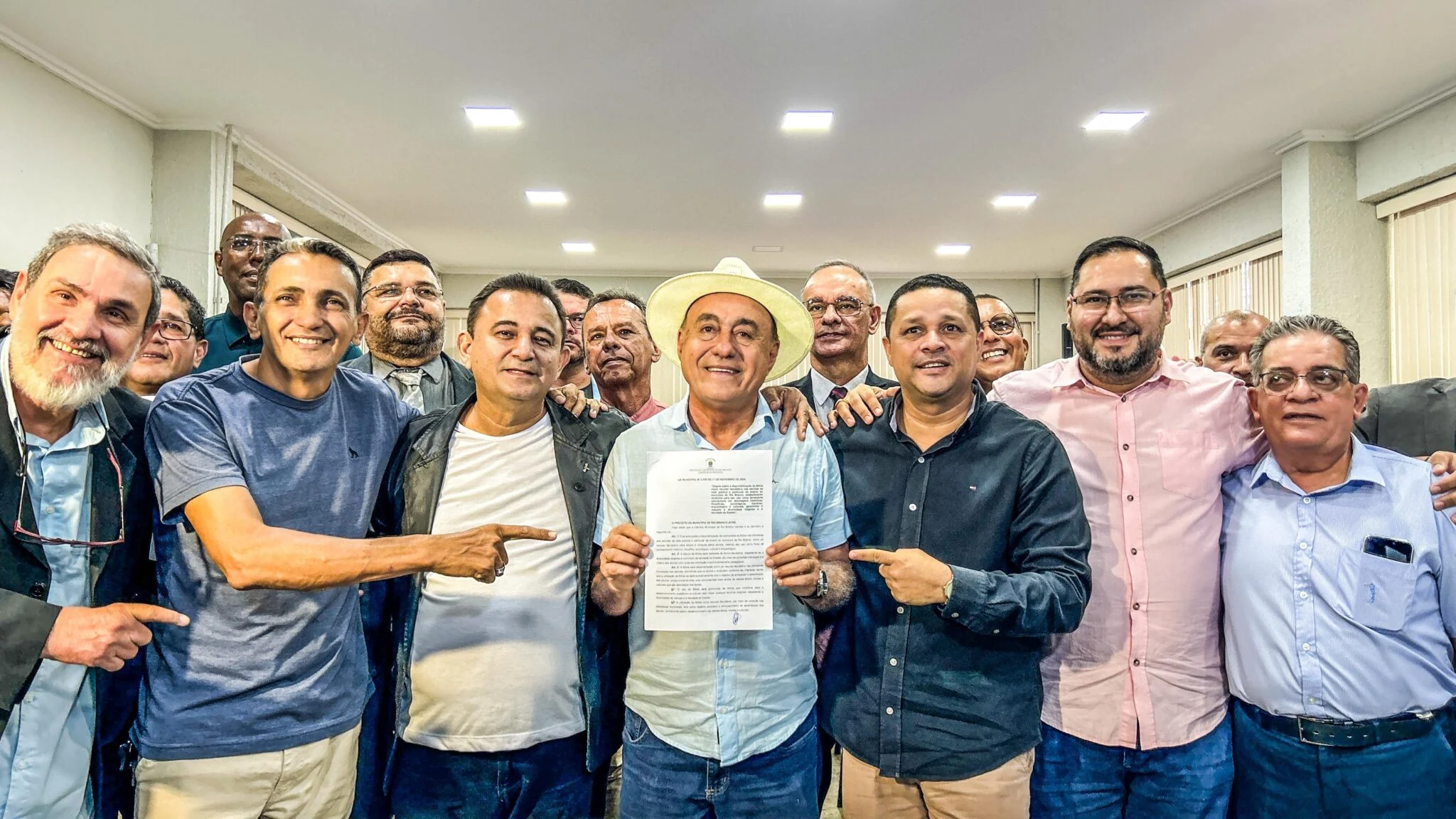 Bocalom sanciona Bíblia nas escolas e vereador Arnaldo Barros diz que locais ensinarão o que é homem e mulher