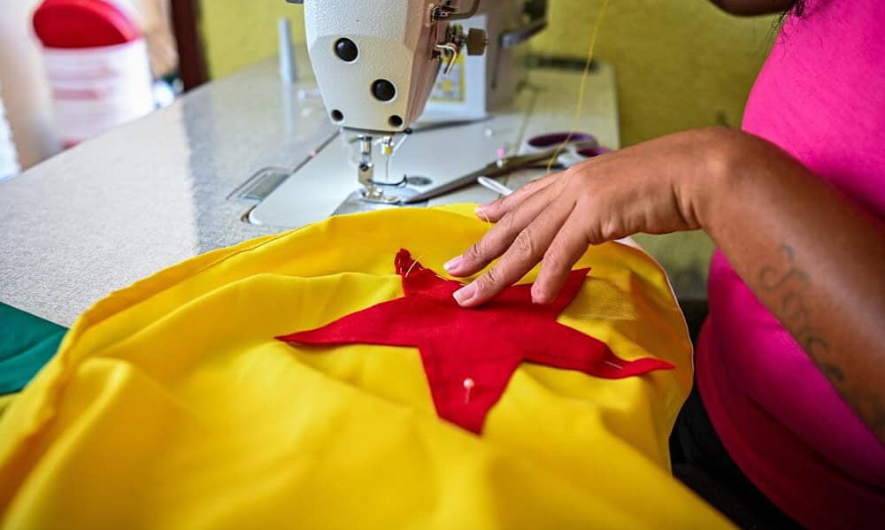 Bandeira do Acre é confeccionada na Sala de Costura do Presídio Feminino de Rio Branco. Foto: Felipe Freire/Secom