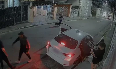 Imagens mostram o cachorro avançando nos assaltantes • Reprodução