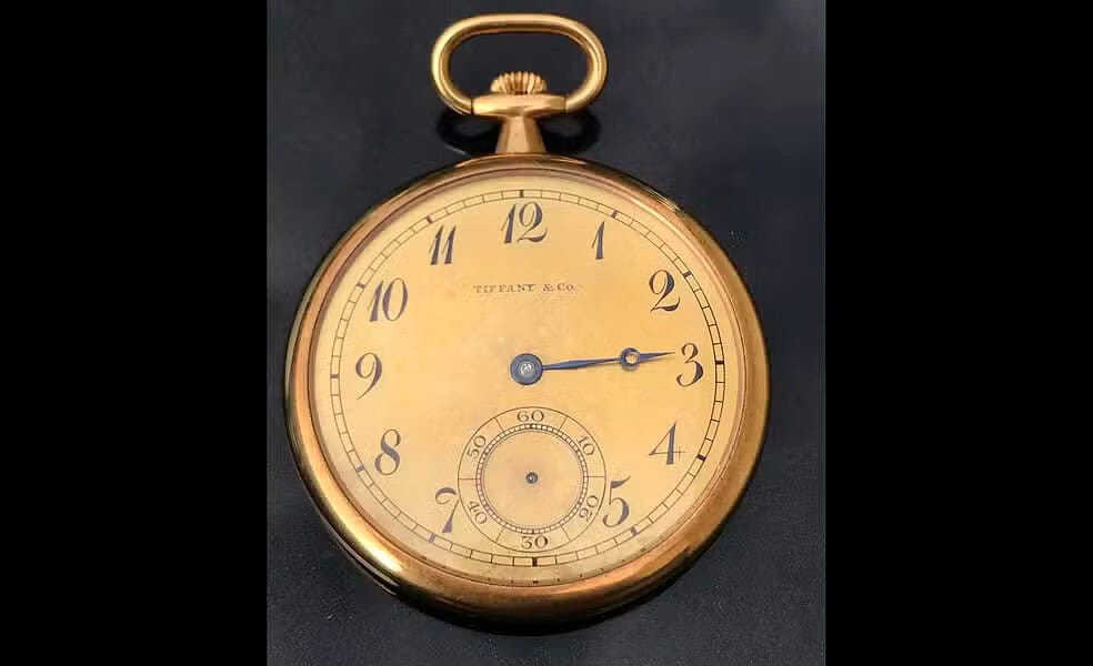 Relógio de ouro dado ao capitão que resgatou sobreviventes do Titanic é leiloado por preço recorde — Foto: Andrew Aldridge/Henry Aldridge & Son via AP News