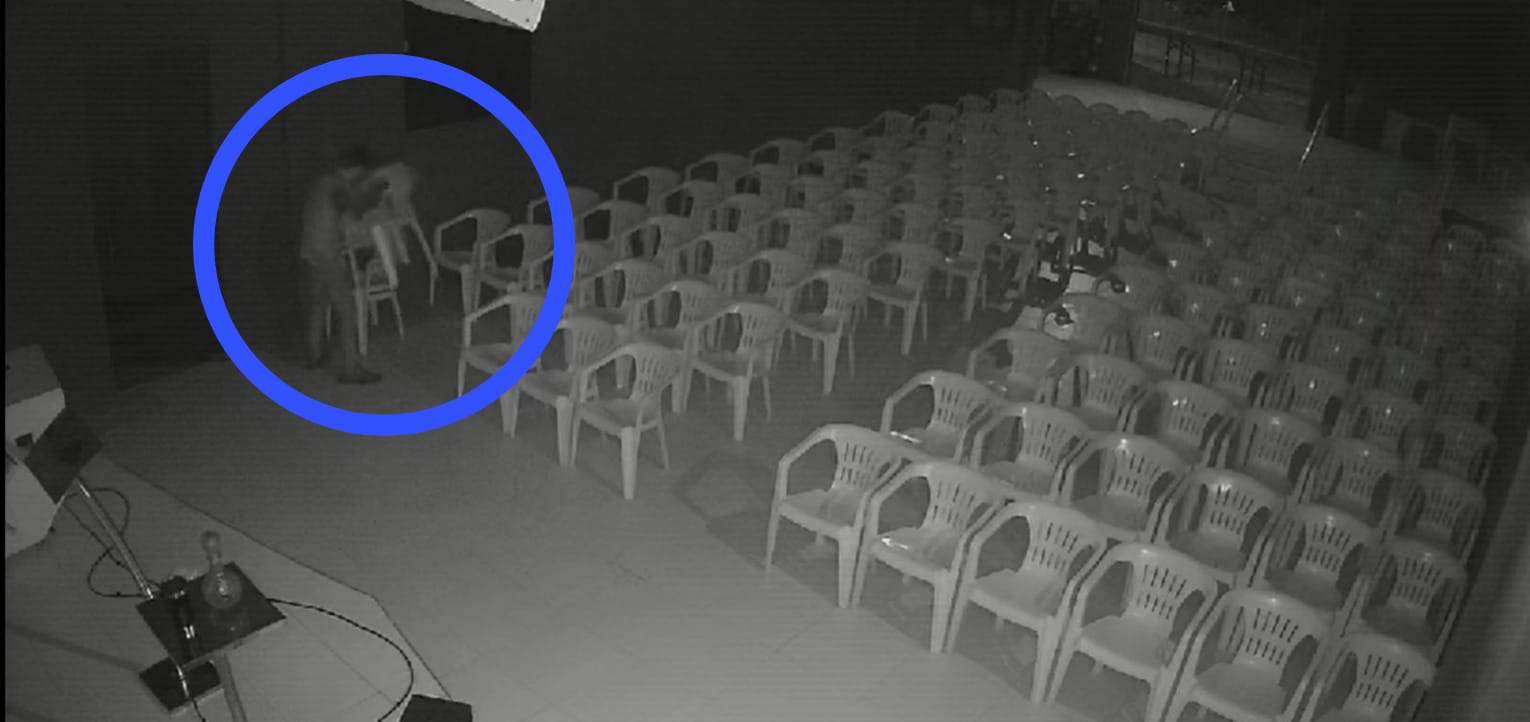 No Acre, homem invade igreja e furta cadeiras e uma guitarra