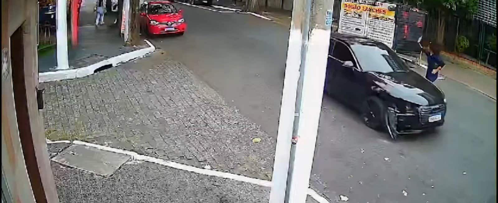 Vídeo mostra jogadora do Corinthians atropelando mulher e fugindo