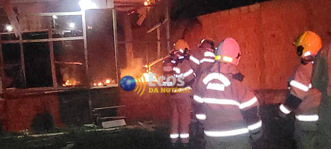 Bombeiros controlam incêndio em residência no bairro Placas