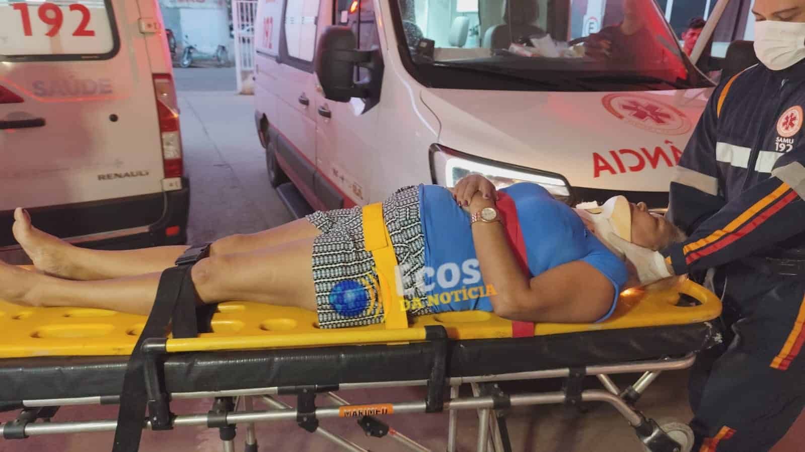 Colisão entre carro e moto deixa avó e neta feridas na Baixada da Sobral