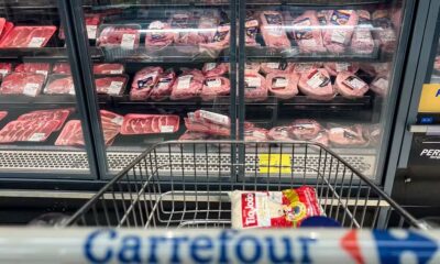 Vitrine com carnes brasileiras em loja do grupo francês Carrefour, em Curitiba/PR — Foto: RODOLFO BUHRER/FOTOARENA/ESTADÃO CONTEÚDO