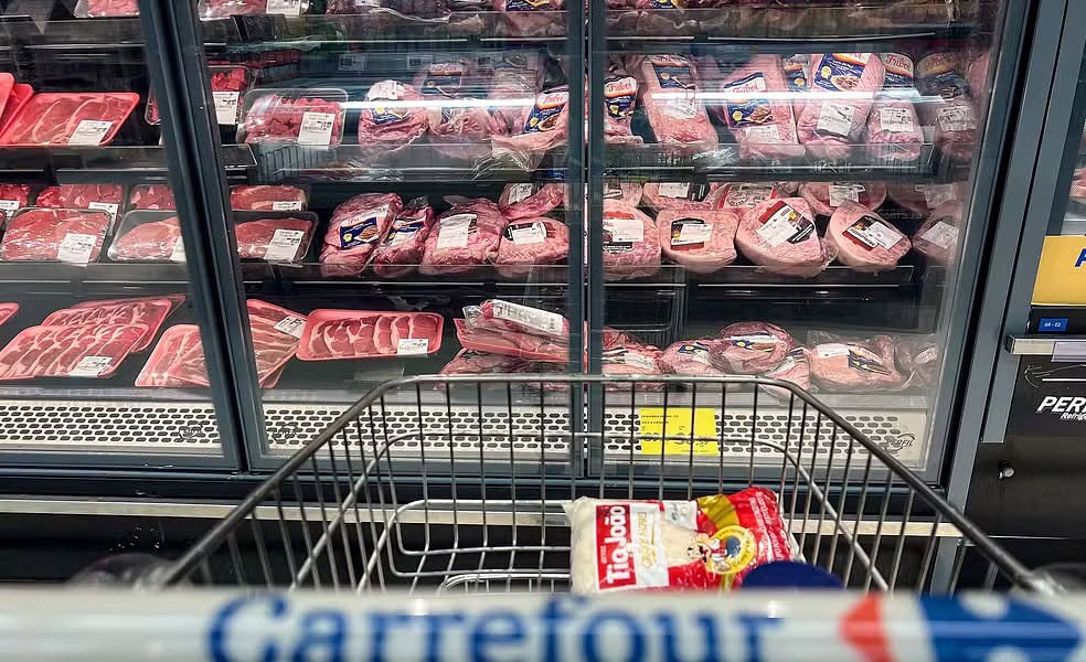 WhatsApp Image 2024-11-26 at 12.38.20 Vitrine com carnes brasileiras em loja do grupo francês Carrefour, em Curitiba/PR — Foto: RODOLFO BUHRER/FOTOARENA/ESTADÃO CONTEÚDO