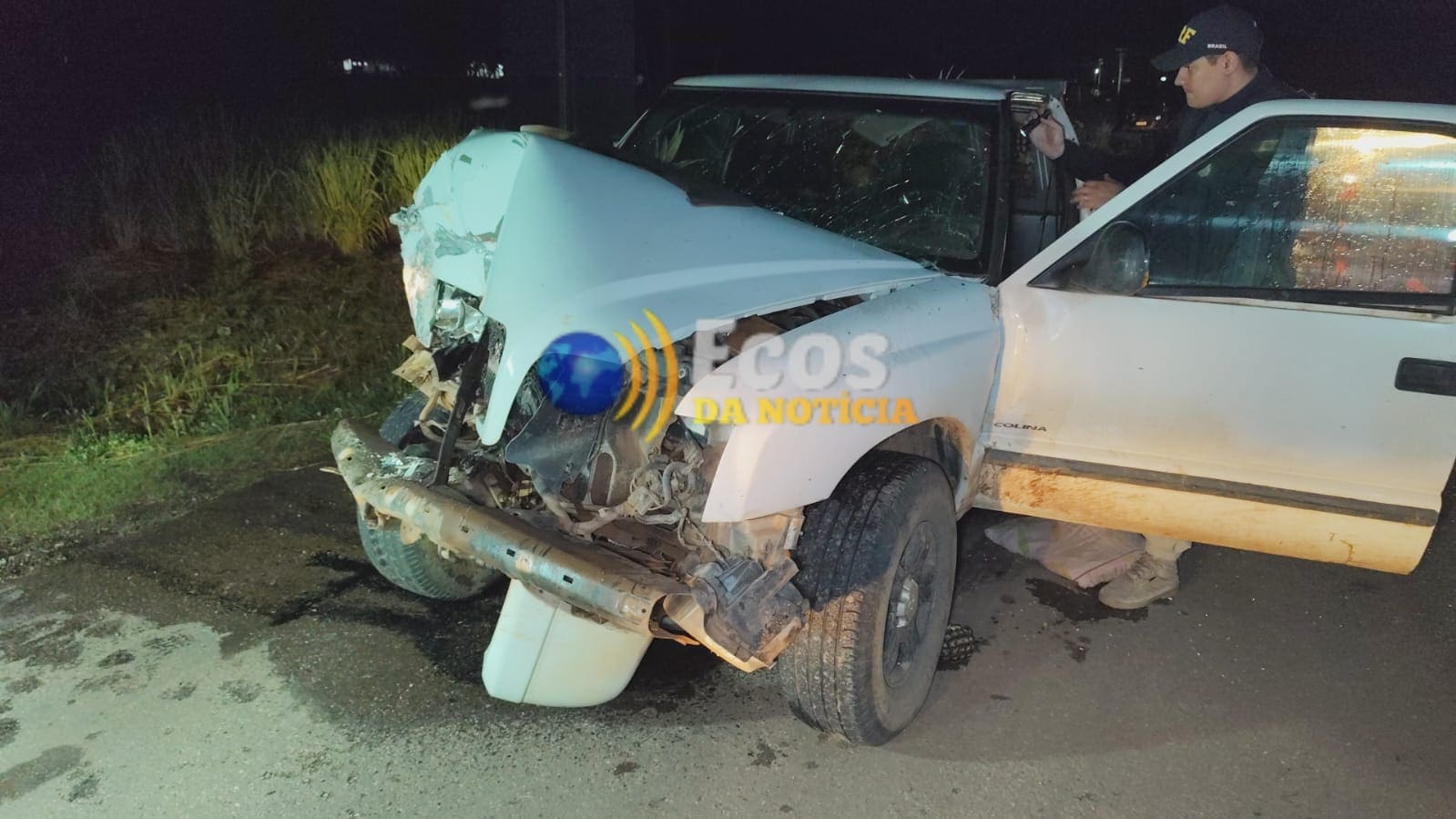 Grave acidente envolvendo caminhonete e trator deixa casal e filha feridos na BR-364, em Rio Branco