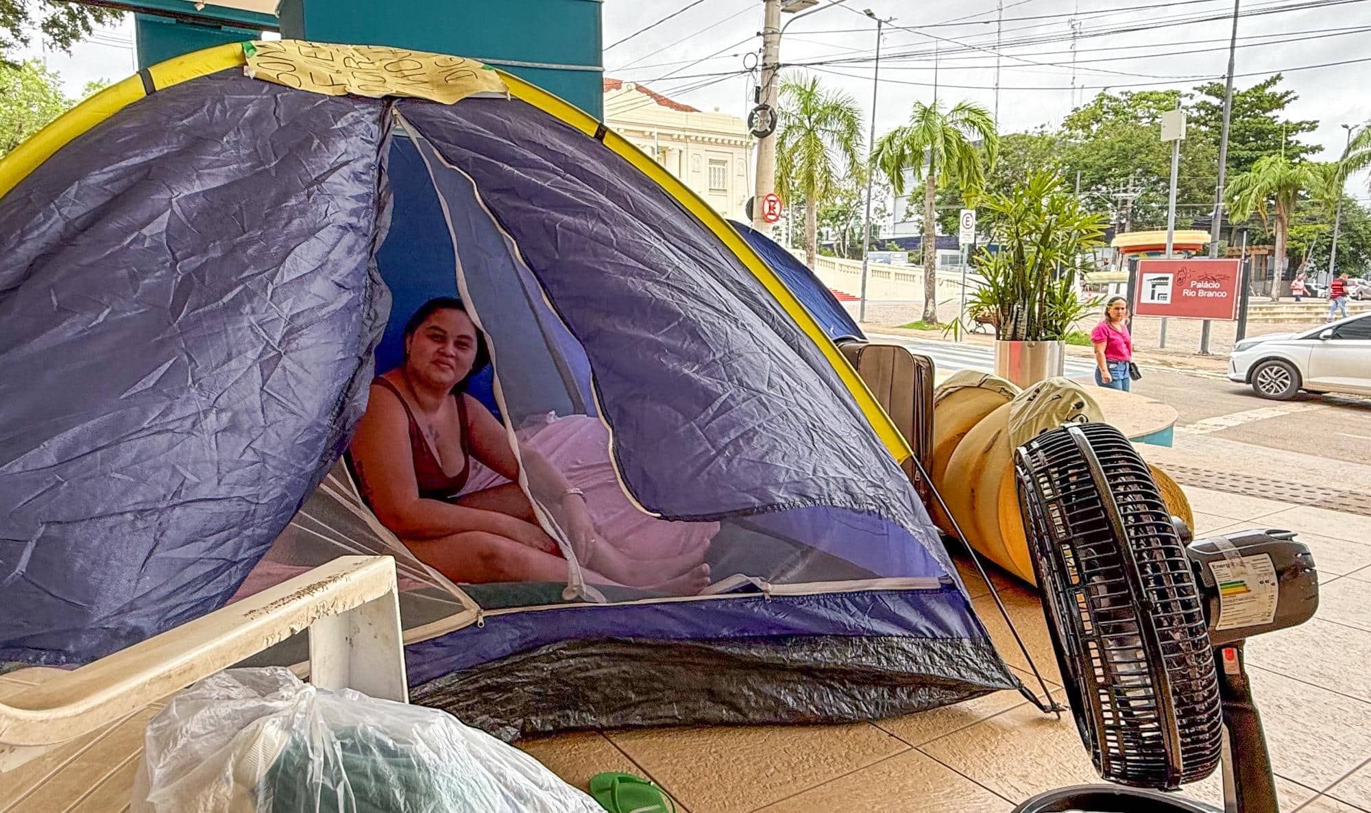 Famílias entram pelo terceiro dia acampadas no hall da Aleac