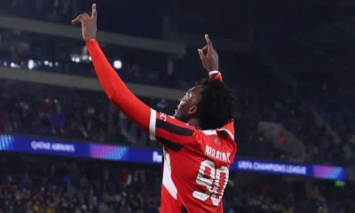 Abraham comemora um dos gols da vitória do Milan • Foto: Divulgação/ Milan