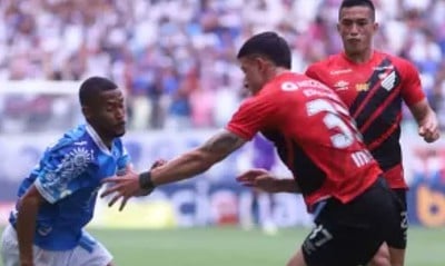 Baianos e paranaenses empataram por 1 a 1 dentro da Fonte Nova, em Salvador
Imagem: Jhony Pinho/AGIF